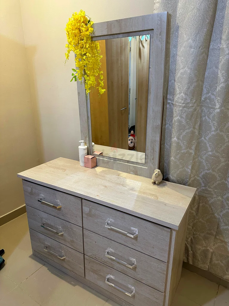 Stylish Wooden Dresser with Mirror - Perfect for Any Bedroom!63183730285186111