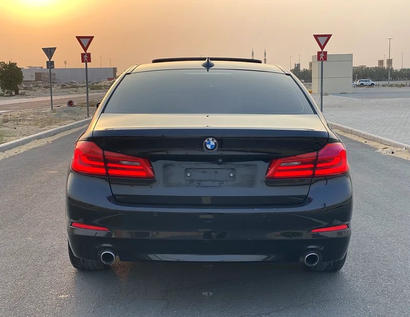 1,180 درهم إماراتي شهريًا | بي إم دبليو 520i 2020 | مواصفات دول مجلس التعاون الخليجي | محرك V4 سعة 2.0 لتر توربو مزدوج63160159423490113
