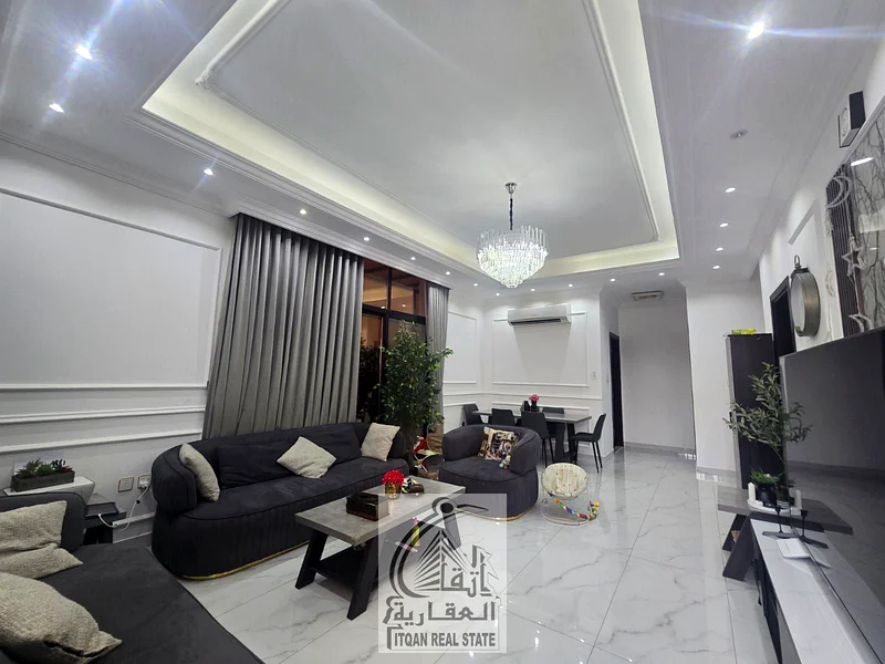 Villa for sale directly from the owner, with a stone façade. Conveniently located near all services. Includes water and electricity fees, as well as a63895009193218113