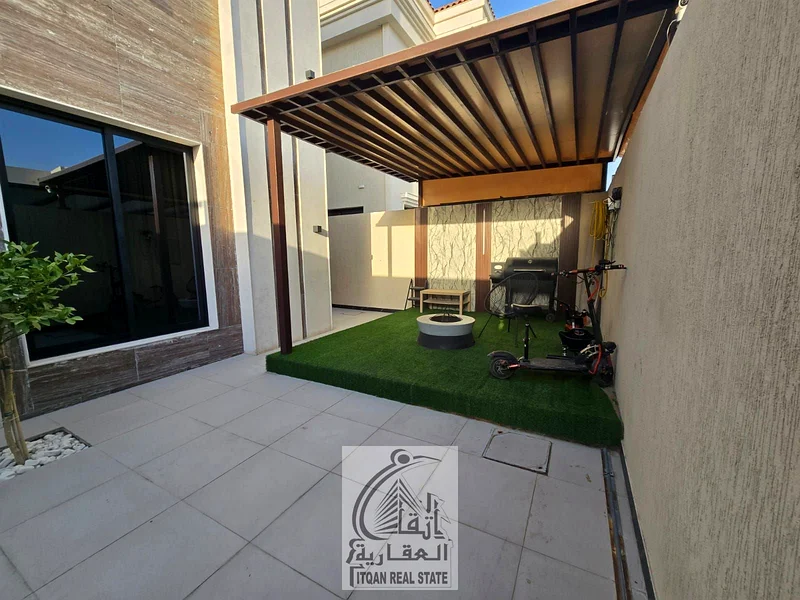 Villa for sale directly from the owner, with a stone façade. Conveniently located near all services. Includes water and electricity fees, as well as a63895009193218112