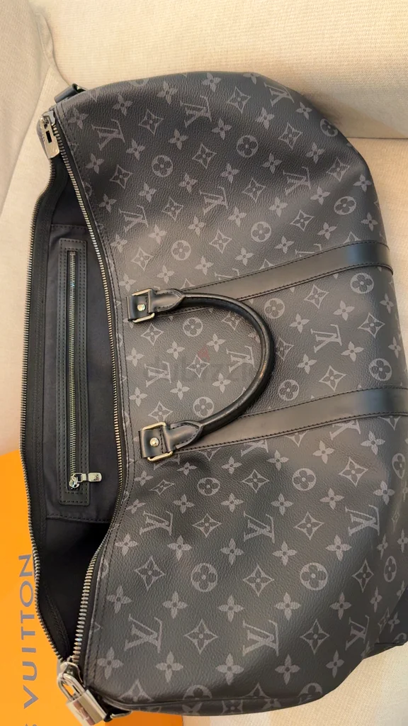 حقيبة هاند باغ ماركة Lv جديدة مع كامل المرفقات مع فاتوره من فرع ال في جنيف63241130805251111