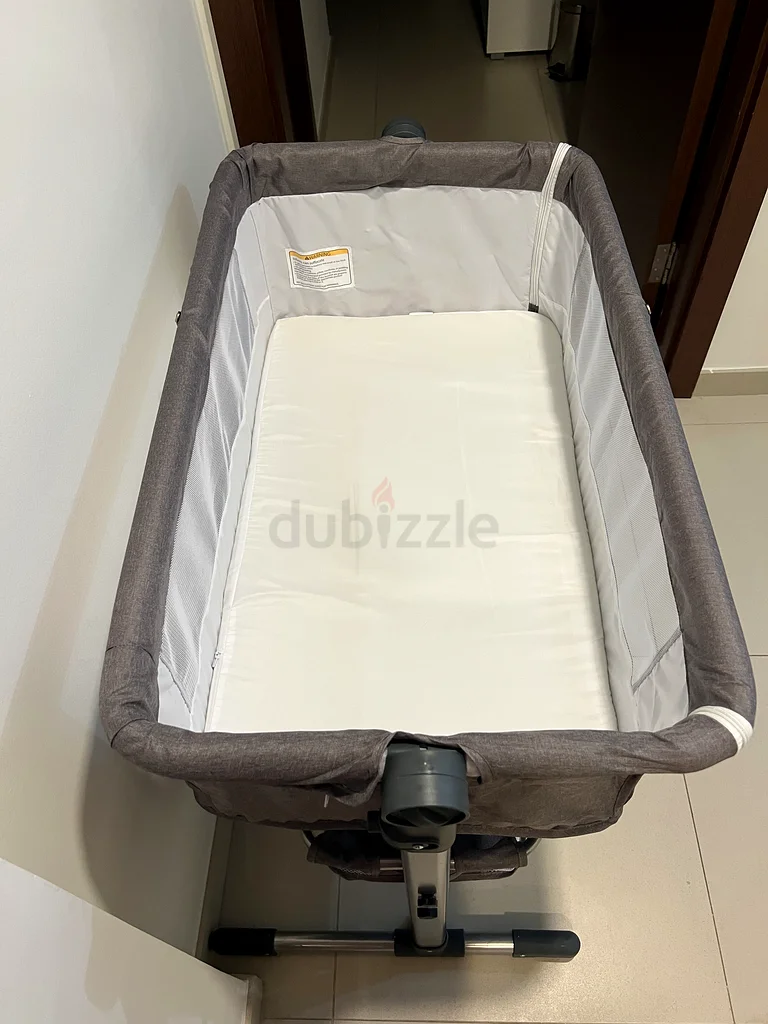 سرير طفل بجانب السرير من تكنوم63175286704387113