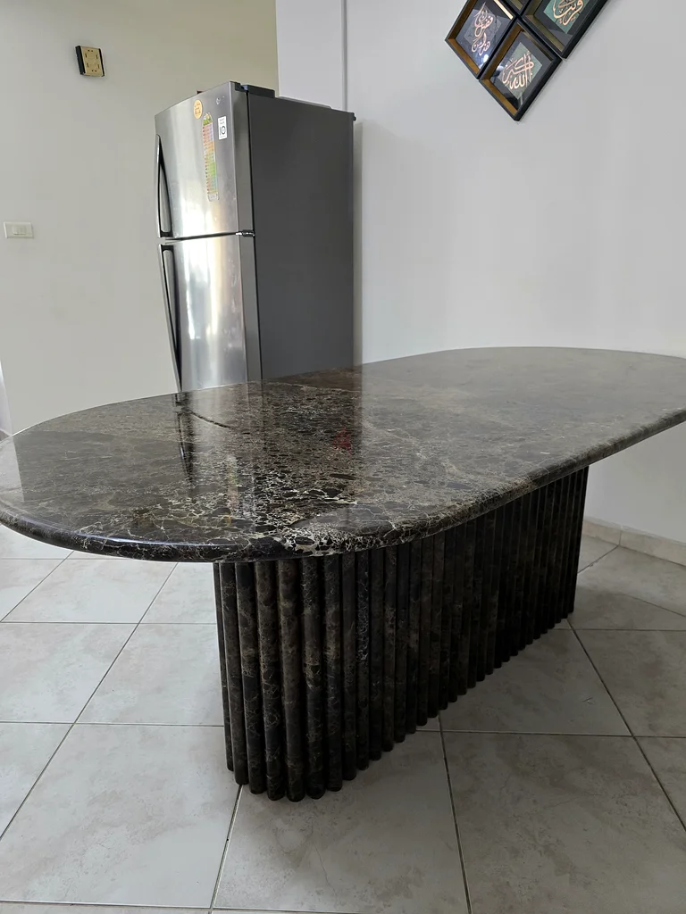 طاولة طعام من رخام دارك إمبيرادور63179863334785112