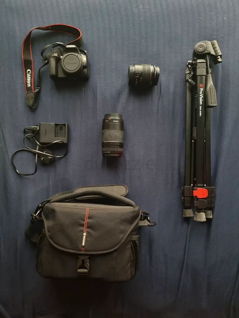 Canon EOS 250D DSLR + 2 Lenses + Tripod + 32GB SD Card + Bag