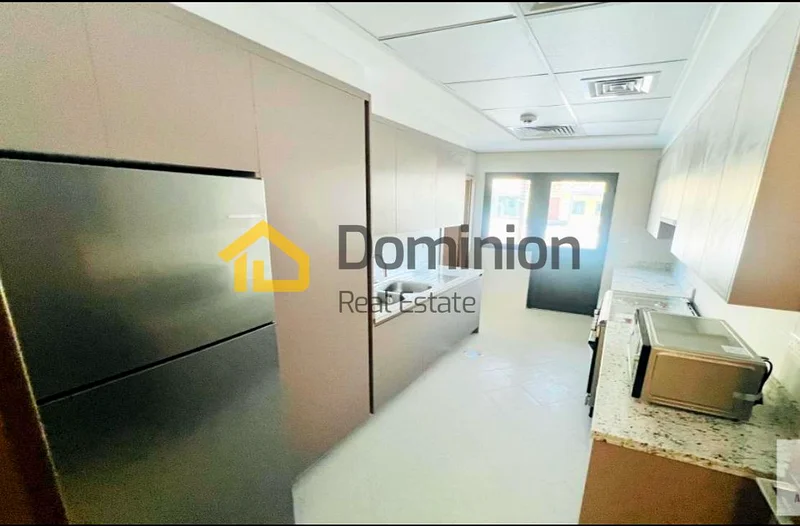 تاون هاوس أنيق مكوّن من 4 غرف نوم مع مزايا صديقة للبيئة63195613517827111