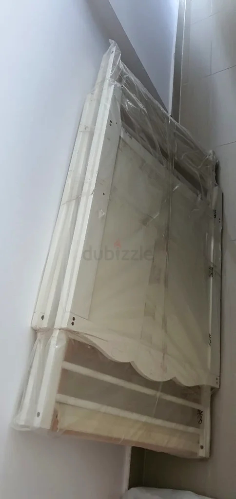 سرير أطفال مع كل شيء فيه، بحالة ممتازة وجيدة مثل الجديد تمامًا63206392041603112