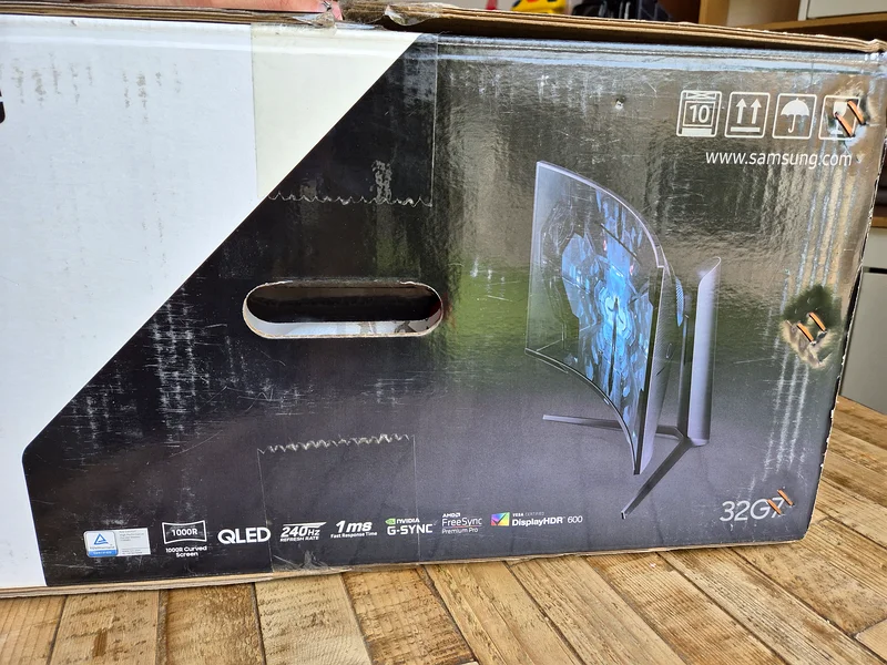 Samsung Odyssey G7 32″ 240Hz Gaming Monitor – Like New w/ Box – AED 1,35063167113716227113