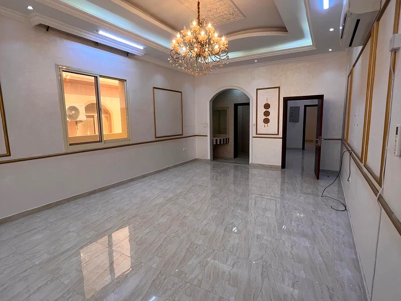 فيلا فاخرة للإيجار السنوي في المويحة - 5 غرف نوم رئيسية + غرفة خادمة بسعر رائع!63294687558019112