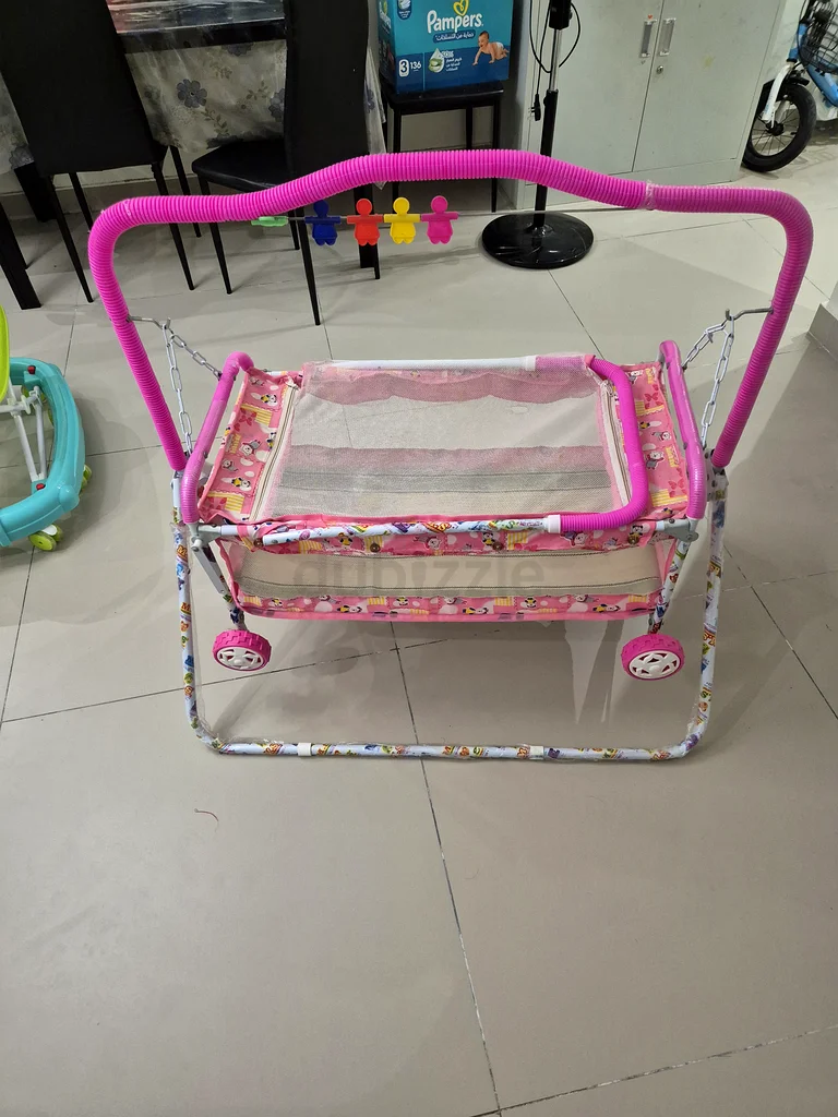 مهد أطفال لطيف بعجلات - مثالي لأطفالك الصغار!63175736444929111