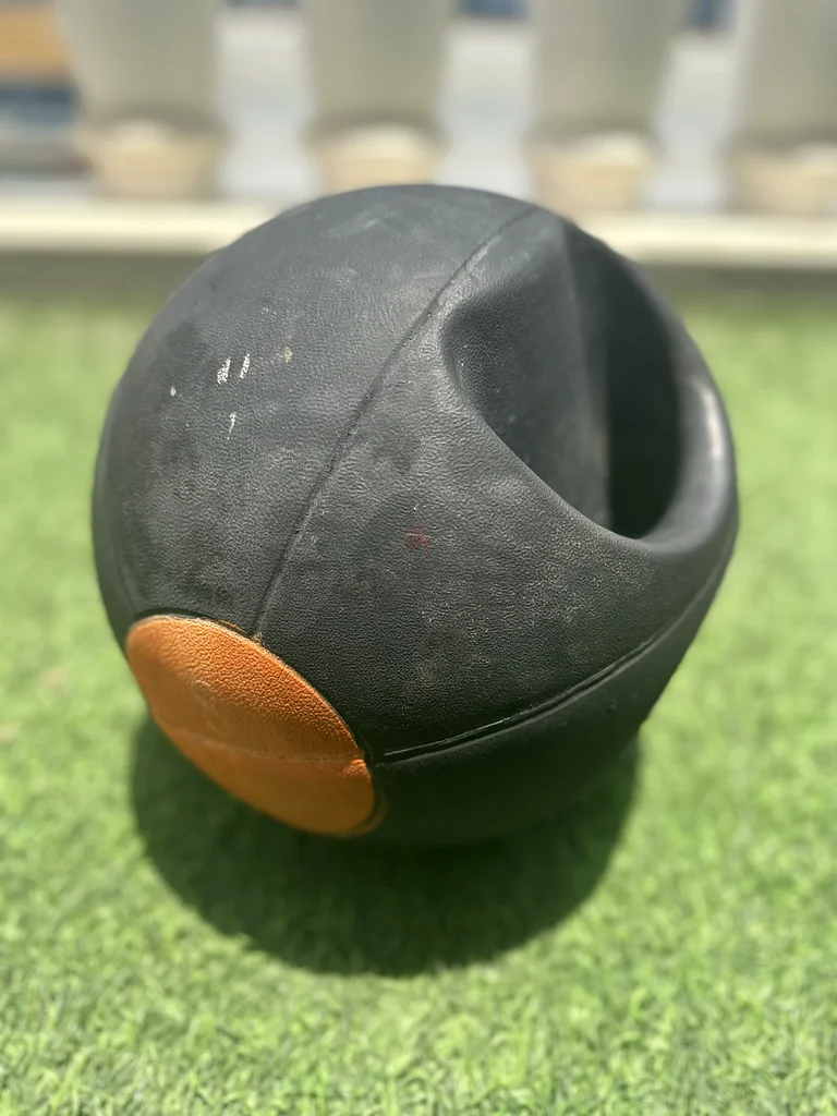 كرة طبية وزنها 8 كجم63171758636802111