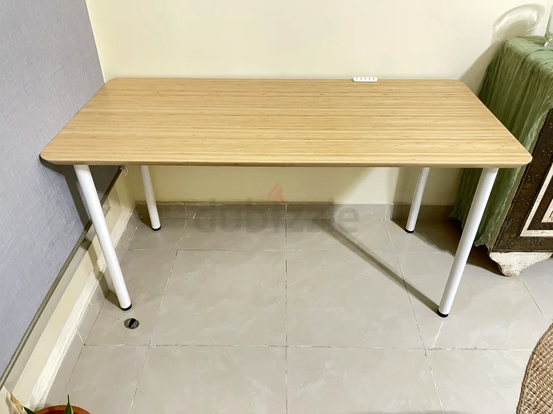 طاولة دراسة من إيكيا، مكتب عمل بحجم 140 سم × 75 سم. لون خشب طبيعي وبحالة جيدة.63178909691907114
