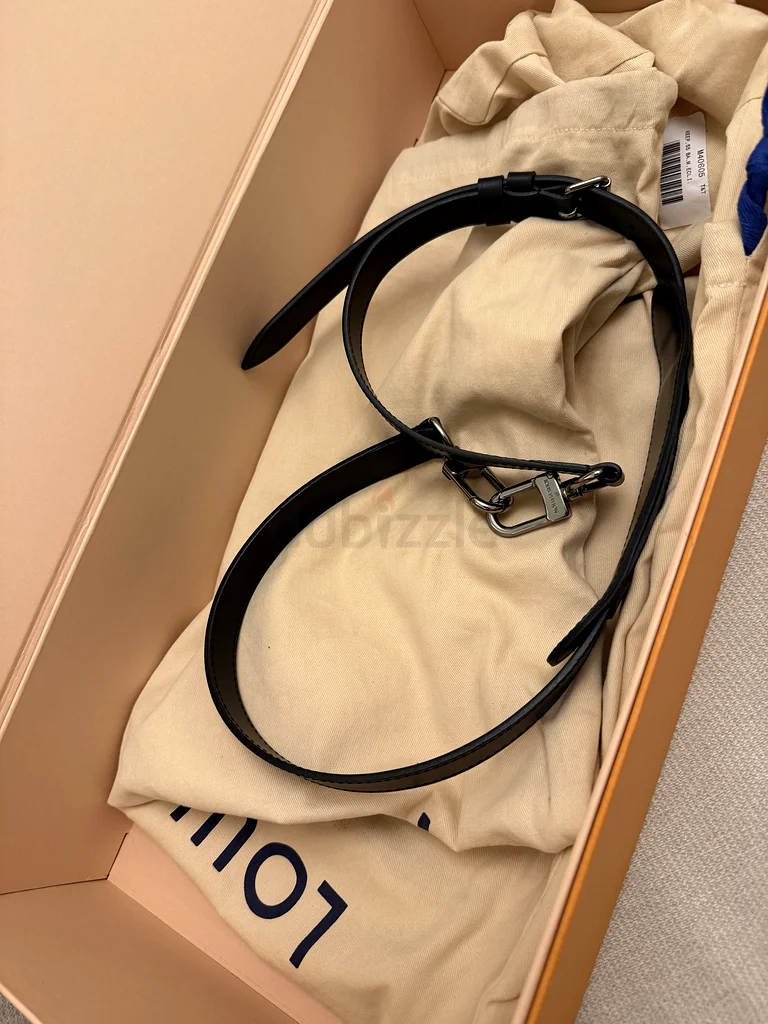 حقيبة هاند باغ ماركة Lv جديدة مع كامل المرفقات مع فاتوره من فرع ال في جنيف63241130805251114