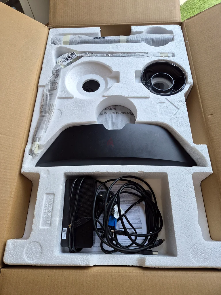 Samsung Odyssey G7 32″ 240Hz Gaming Monitor – Like New w/ Box – AED 1,35063167113716227112
