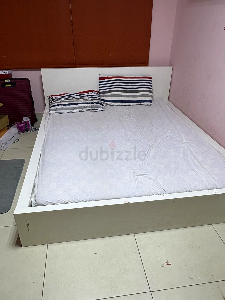 Stylish Modern Queen Size Bed for Sale!63222341327490111