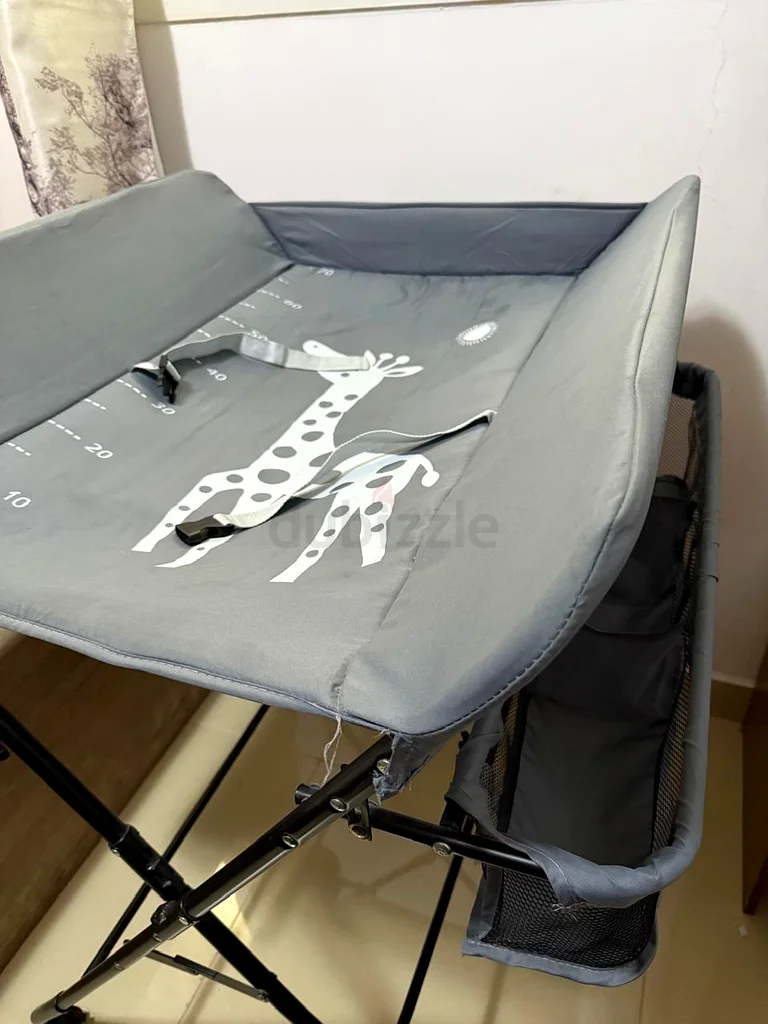 Portable Baby Changing Table with Playful Giraffe Design63175287139587112