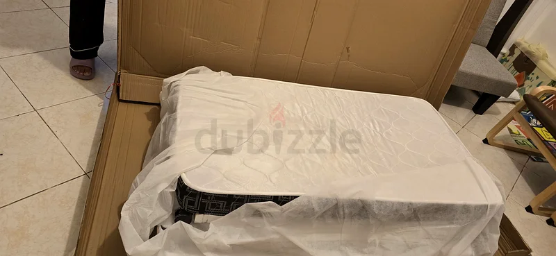 سرير أطفال من بيبي شوب وستائر حماية، مع مرتبة63175286771330113