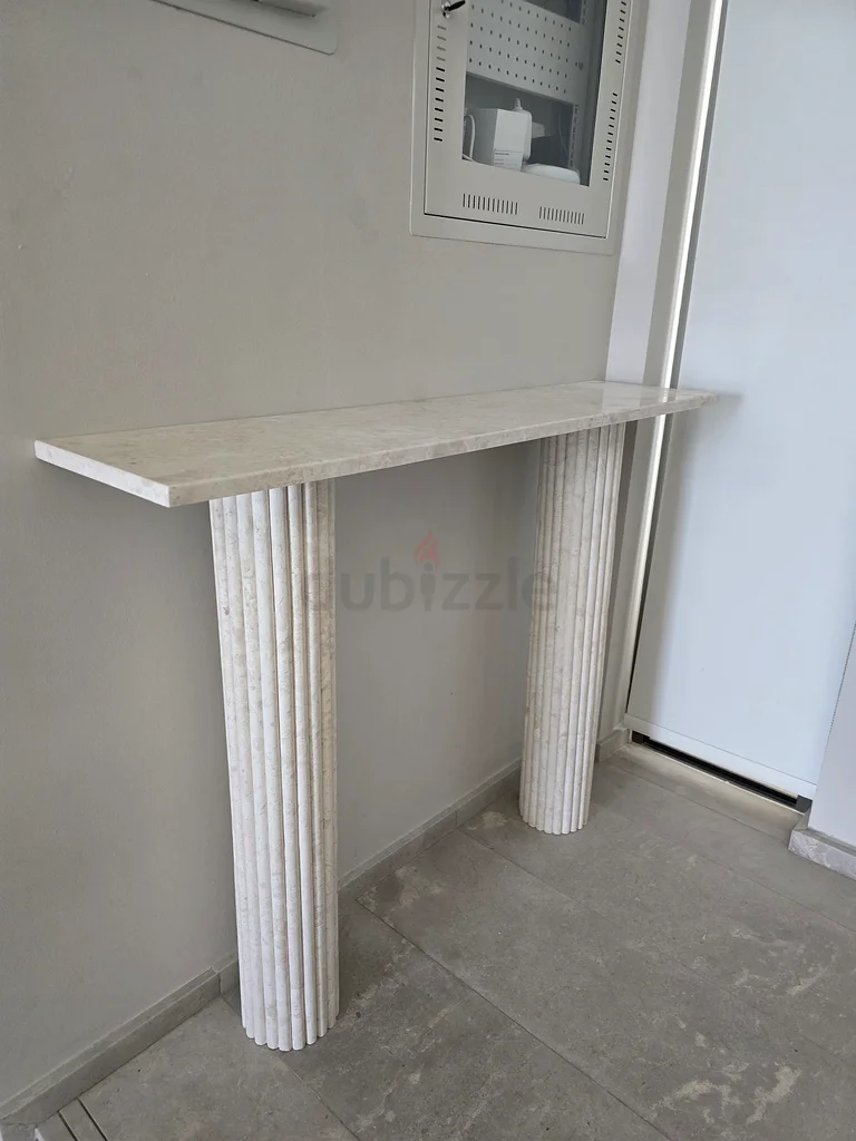 طاولة رخامية عُمانية بلون البيج63179863351169112