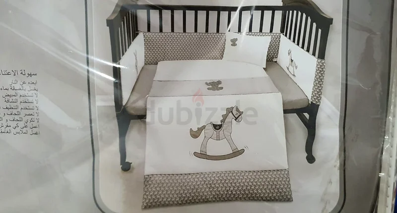 سرير أطفال مع كل شيء فيه، بحالة ممتازة وجيدة مثل الجديد تمامًا63206392041603111