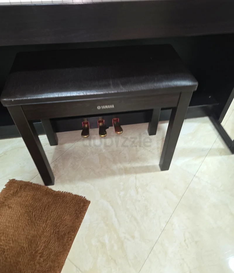 بيانو ياماها كلافينوفا CLP440 في حالة عمل ممتازة. وكأنه جديد تمامًا.63173862760321112