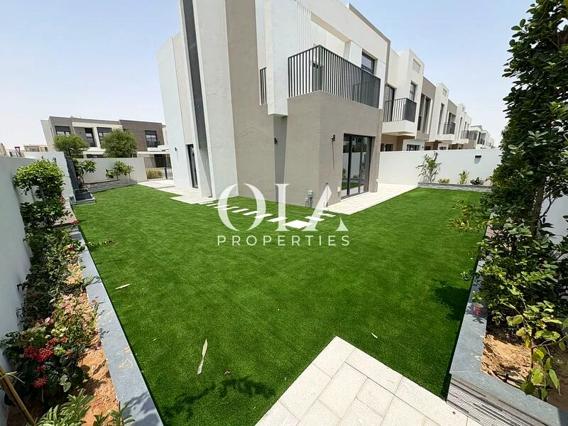 فيلا حديثة مكونة من 4 غرف نوم + خادمة | قطعة أرض كبيرة | مجتمع مغلق63806008963073111