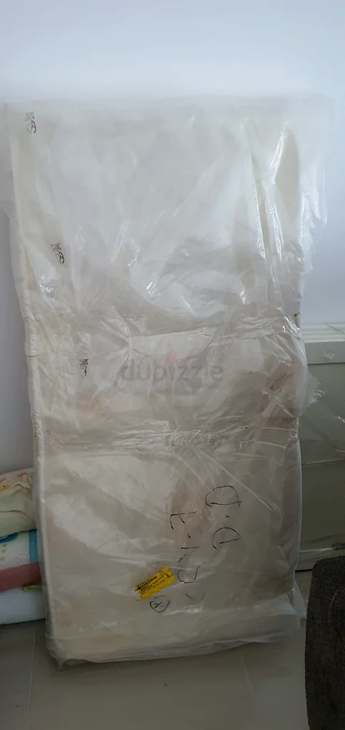 سرير أطفال مع كل شيء فيه، بحالة ممتازة وجيدة مثل الجديد تمامًا63206392041603110
