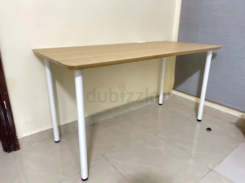 طاولة دراسة من إيكيا، مكتب عمل بحجم 140 سم × 75 سم. لون خشب طبيعي وبحالة جيدة.63178909691907111