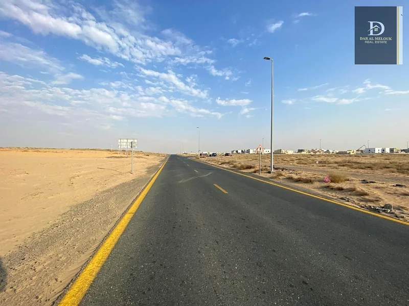 للبيع في الشارقة، منطقة الصحمه، قطعة أرض تجارية سكنية بمساحة 8000 قدم، موقع مميز جدًا على شارع وشارع63183715559683112