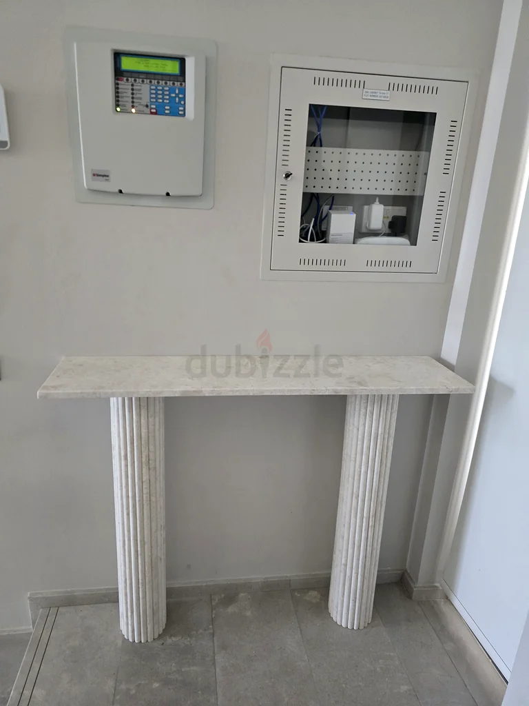 طاولة رخامية عُمانية بلون البيج63179863351169113