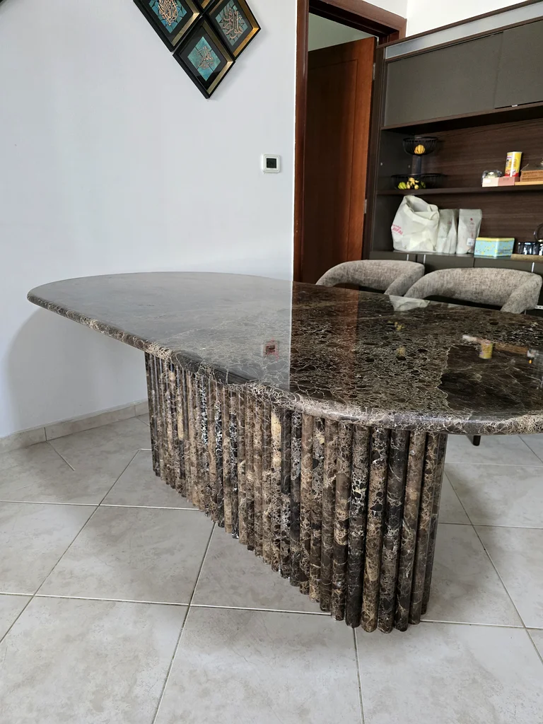 طاولة طعام من رخام دارك إمبيرادور63179863334785111