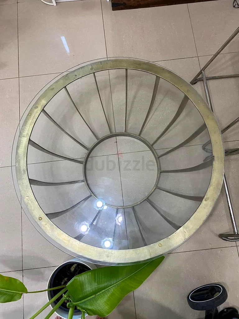 طاولة قهوة أنيقة من الطراز القديم بسطح زجاجي وتفاصيل من النحاس الأصفر63179863392769111