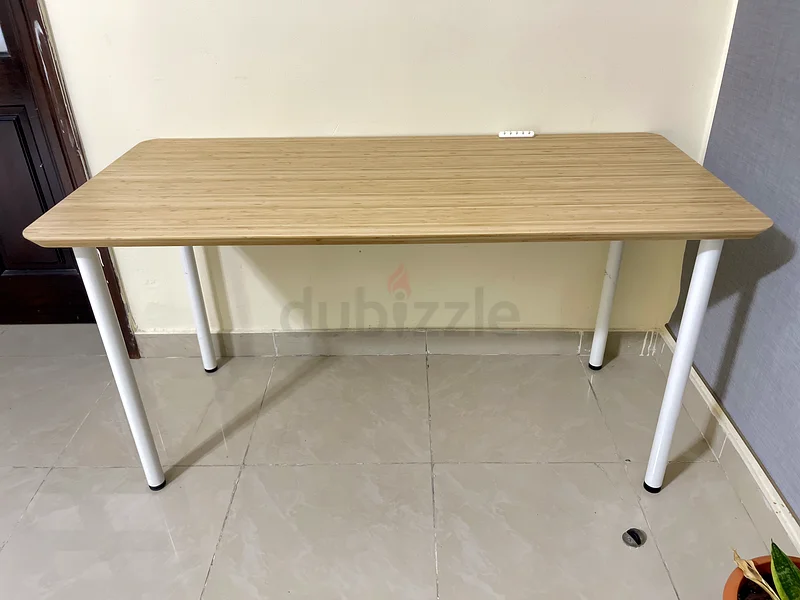 طاولة دراسة من إيكيا، مكتب عمل بحجم 140 سم × 75 سم. لون خشب طبيعي وبحالة جيدة.63178909691907112
