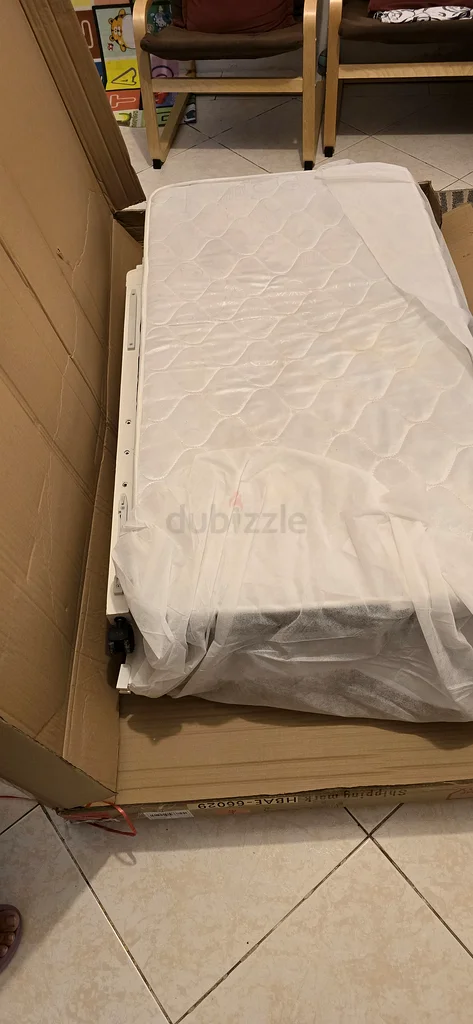 سرير أطفال من بيبي شوب وستائر حماية، مع مرتبة63175286771330114