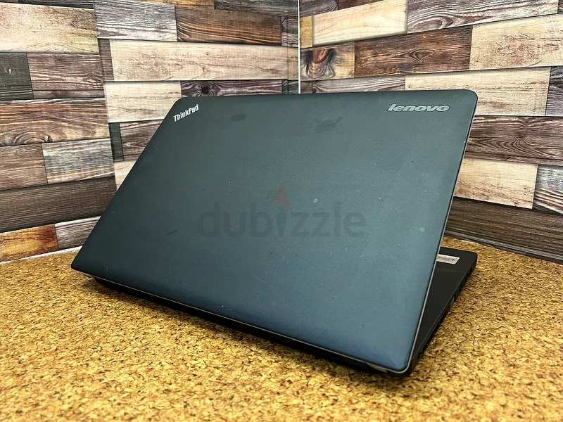 كمبيوتر محمول بمعالج i7 وذاكرة وصول عشوائي بسعة 8 جيجابايت ومحرك أقراص صلبة بسعة 256 جيجابايت من لينوفو ثينك باد63257636198787112
