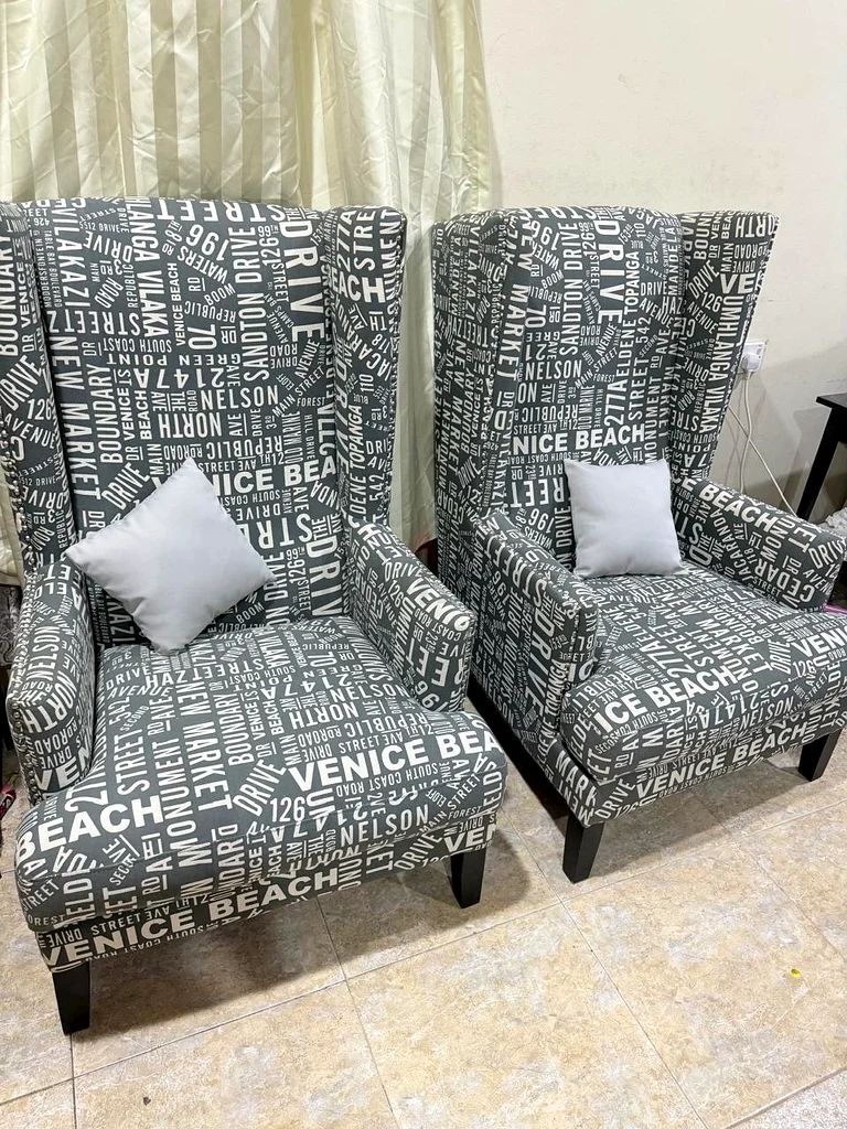 كراسي أنيقة بظهر عالٍ مع وسائد ديكوراتية63222341693570111
