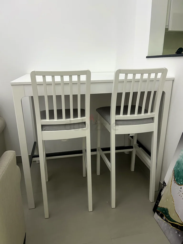 طاولة بار بيضاء أنيقة من إيكيا إيكيدالين للمنازل العصرية63188642356097113