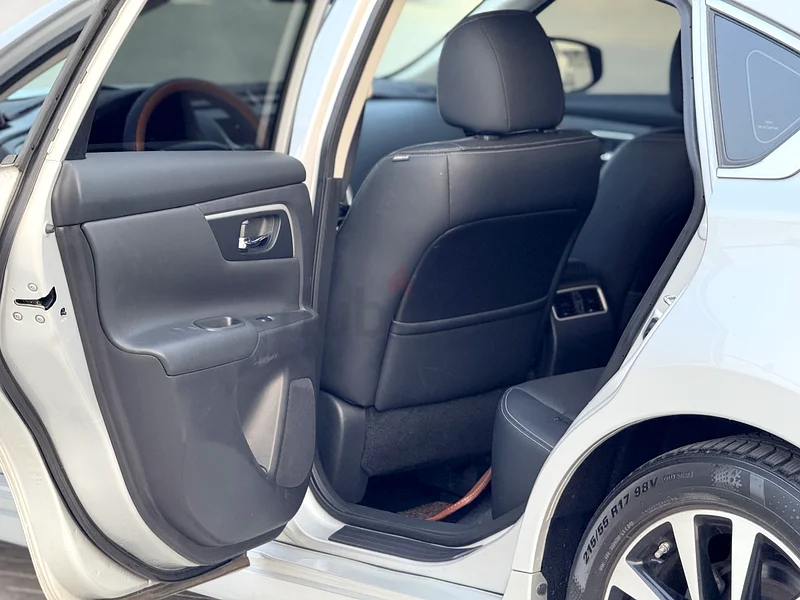 Nissan Altima 2.5 SL  
Korean specifications, same as GCC, kilometers not miles63149120058882114