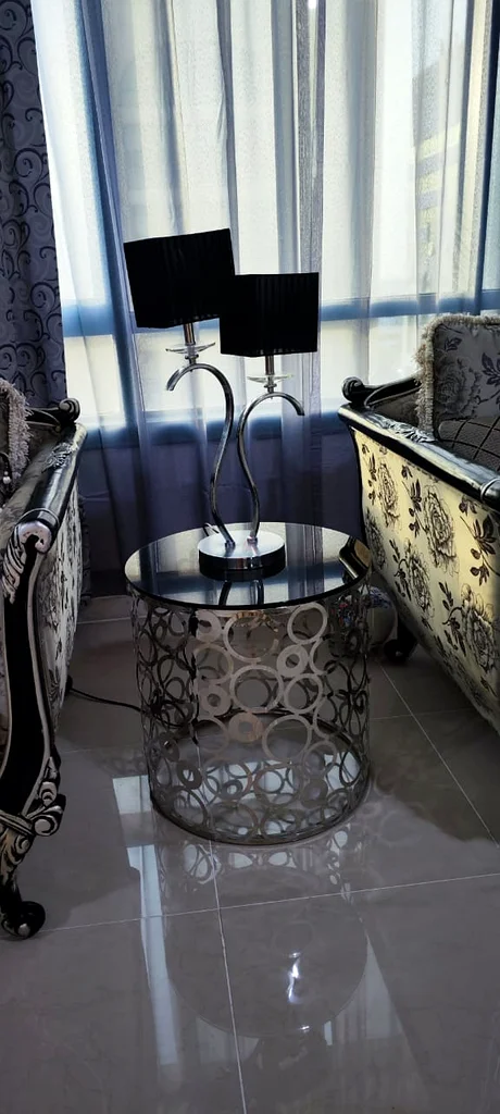 طاولة تصميم فاخرة بحالة ممتازة / طاولة قهوة مع طاولتين جانبيتين63179390974721112