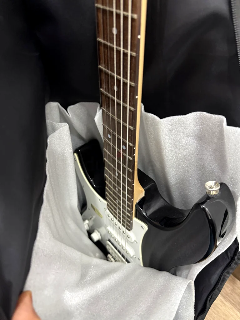 Rock Your World with This Stunning Electric Guitar!63205879561347112