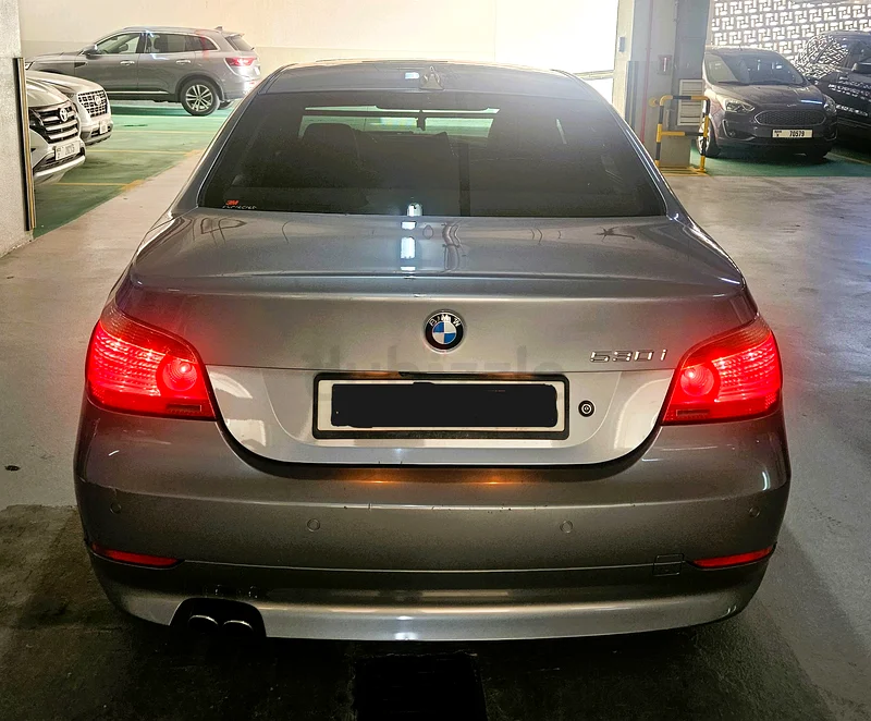 للبيع: بي إم دبليو 530i - 2005 | رمادي | حالة ممتازة | 118,000 كم63158800594946114