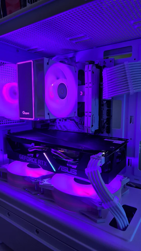 كمبيوتر ألعاب أبيض أنيق مع بطاقة RTX 406063176188673410111