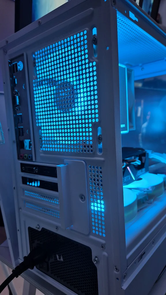 كمبيوتر ألعاب أبيض أنيق مع بطاقة RTX 406063176188673410114