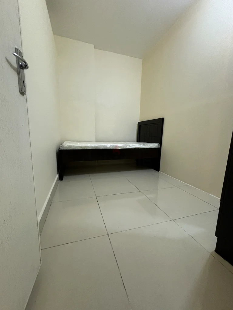 تُوجد غرفة مفروشة متاحة للرجل الهندي، الباكستاني، السريلانكي، النيبالي العازب63315311988866111