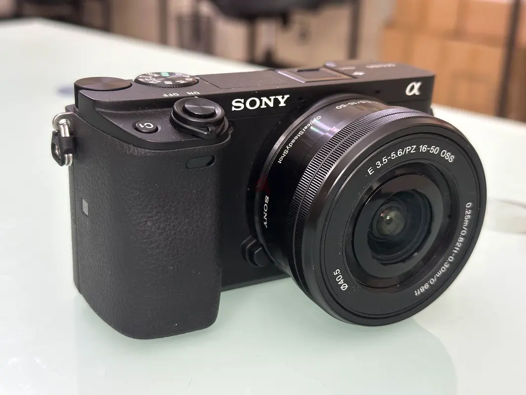 Sony Alpha 6400 Mirrorless Camera + 16-50 mm Lens