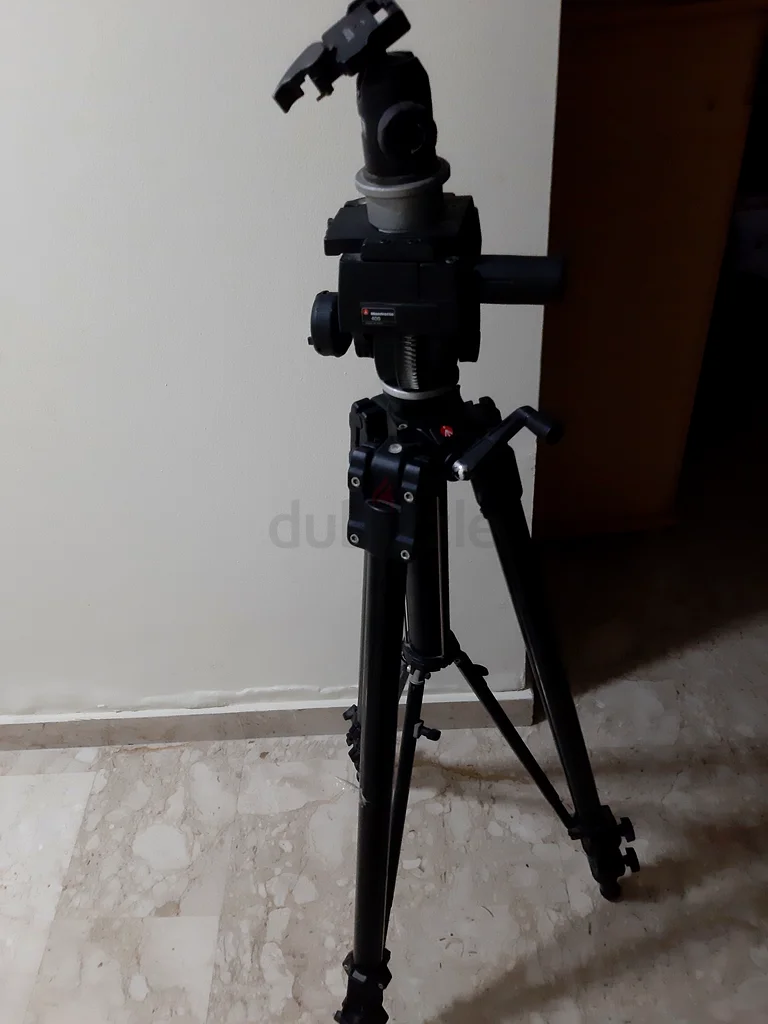 حامل فيديو احترافي ثلاثي القوائم لتصوير مستقر، إيطاليا، العلامة التجارية مانفروتو 400، تم استخدامه فقط لمرات قليلة في المنزل63234126532354112