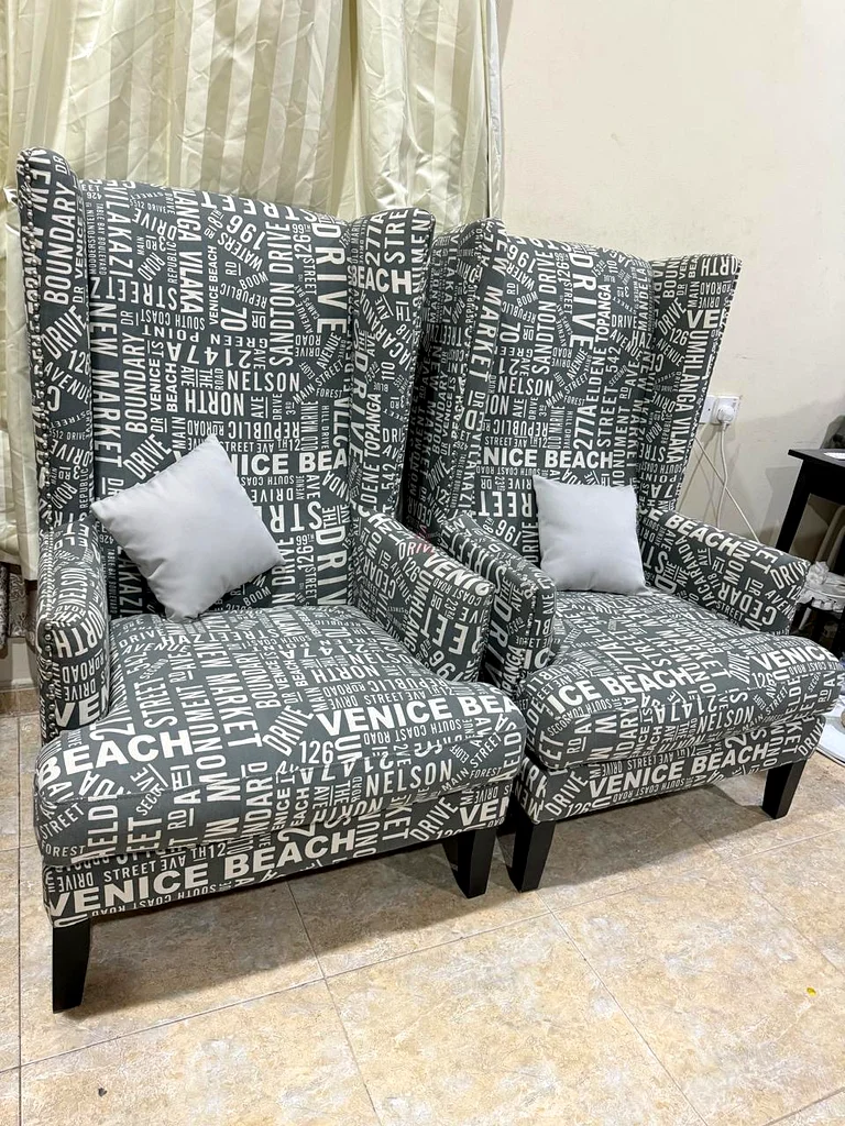 كراسي أنيقة بظهر عالٍ مع وسائد ديكوراتية632223416935701123