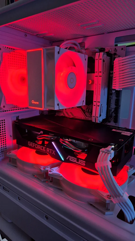 كمبيوتر ألعاب أبيض أنيق مع بطاقة RTX 406063176188673410112
