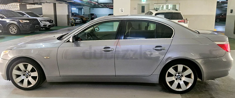 للبيع: بي إم دبليو 530i - 2005 | رمادي | حالة ممتازة | 118,000 كم63158800594946111