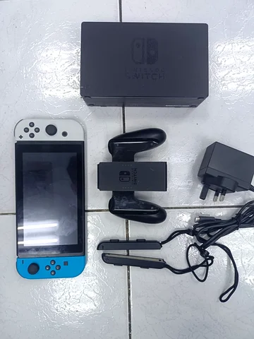 Sugeng Abu Akhdan 任天堂Switch Nintendo Switch Bundle - Gaming Console with Accessories