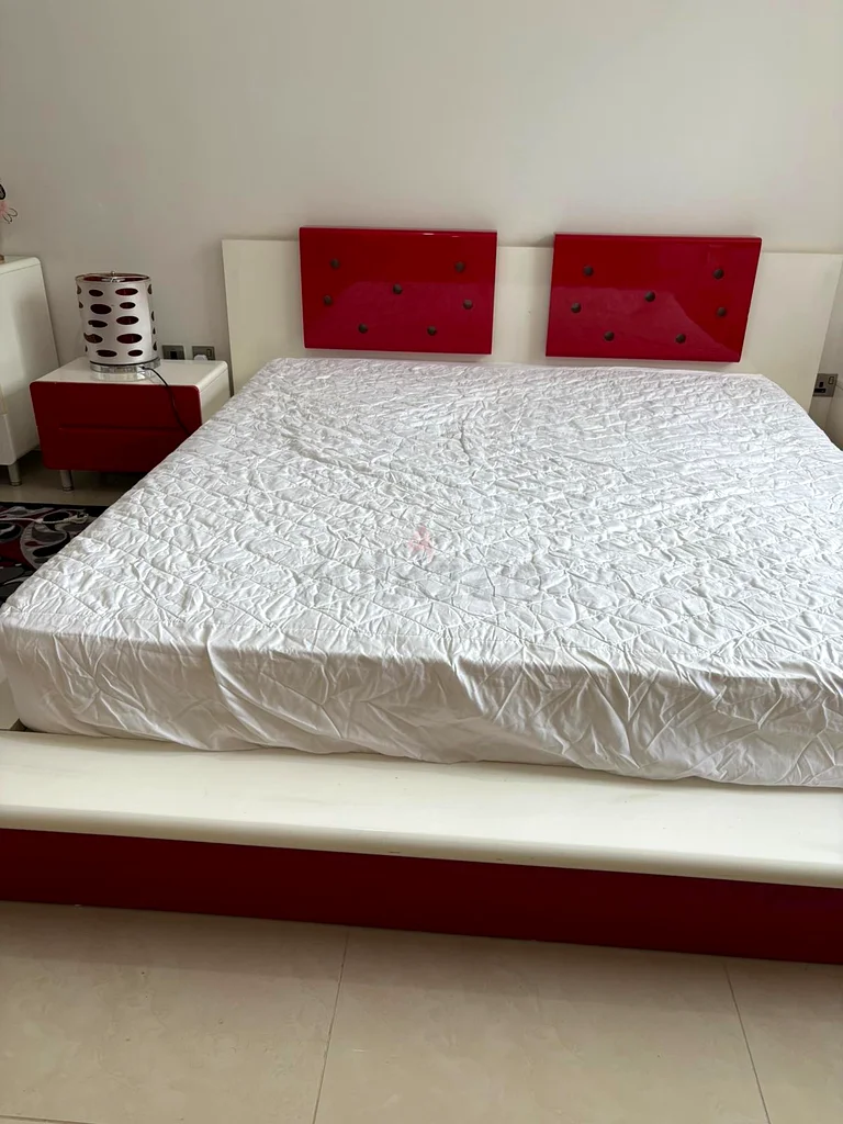 غرفة نوم بيضاء وحمراء أنيقة مع مرآة وكرسي منخفض بセット كامل63180832375939113