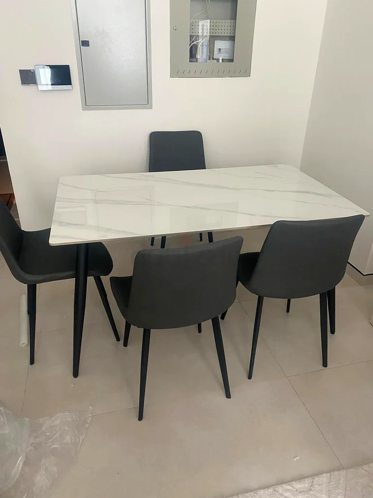 طقم طعام عصري وأنيق بسطح رخامي وكراسي63216829833217110